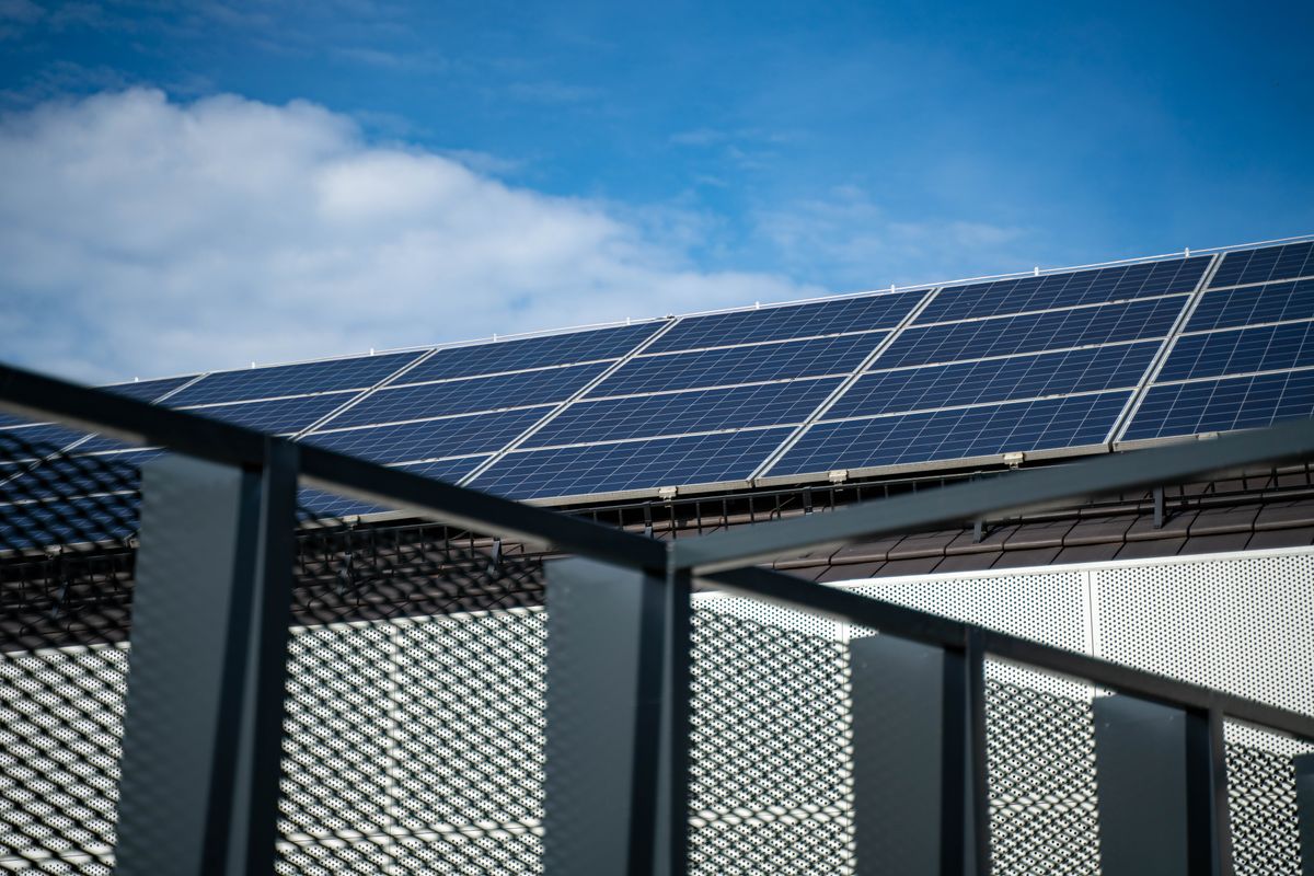 Panneaux photovoltaïques au coucher du soleil